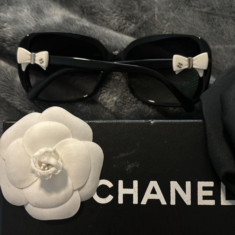 Chanel over sized black sunglasses with white bow accents on both sides 😍